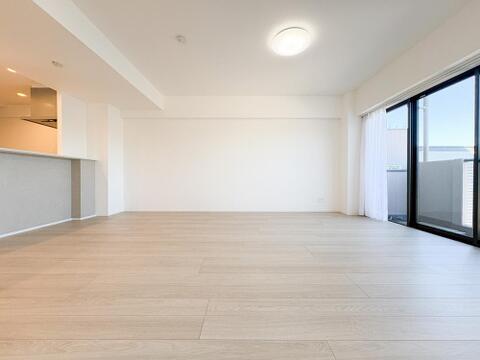 明るい光がたっぷり降り注ぐリビングは、くつろぎの時間を過ごすのにぴったりの空間です。ゆったりとした広さと落ち着きがあり、自然と笑顔が生まれるひとときを楽しむことができます。