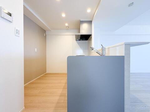 対面式のシステムキッチンで、リビングを見渡しながら料理ができる開放感。広いカウンターと豊富な収納スペースが、調理をよりスムーズに。居心地の良い空間で、料理をしながらコミュニケーションが生まれます。