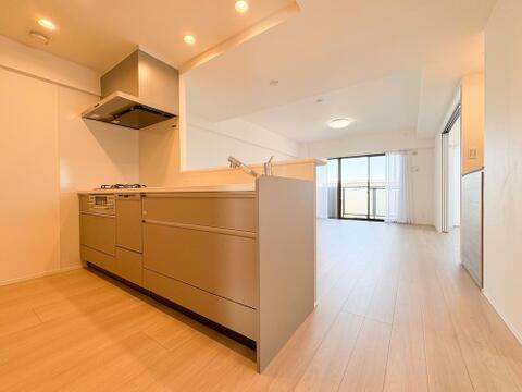 リビングに広がる開放的な空間は、家族が自然と集まり笑顔が絶えない場所。大きな窓から差し込む光が明るさと心地よさをもたらし、毎日の暮らしにゆとりと穏やかさを与えてくれる、家族の憩いの場所です。