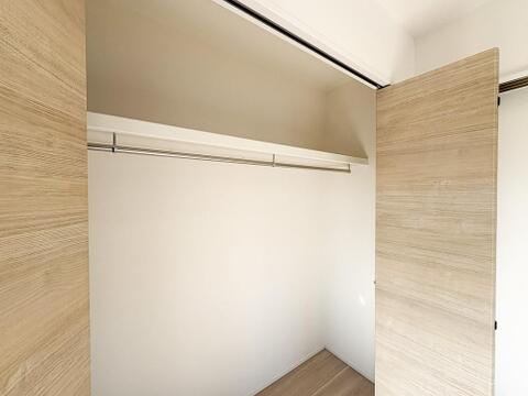 収納力のある、大きめのクローゼットを完備。