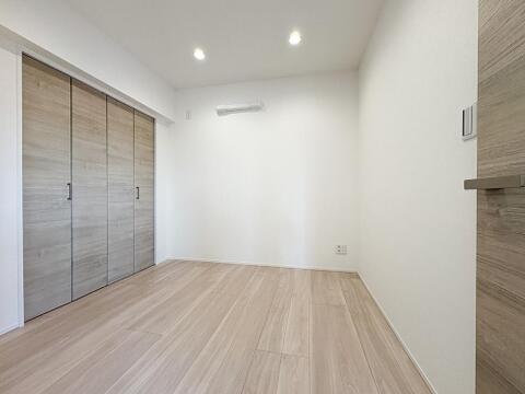 各居室にはクローゼットを完備し、家具の配置にも困らない設計がされています。採光と通風のバランスがほどよく絶妙です。