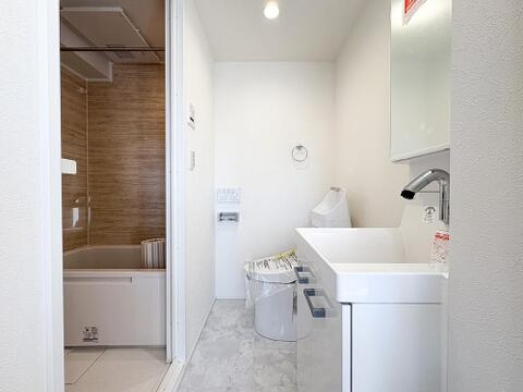 無駄をなくした、すっきりとした脱衣所。シンプルだからこそ、毎日の身支度がスムーズに。清潔感あふれる空間で、気持ちよく一日をスタートできます。