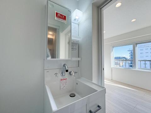 脱衣所に完備された洗面化粧台。朝の身支度や入浴前後に全身を確認することができる為、ストレスなく快適に使用できます。