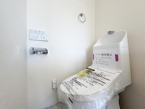 温水洗浄便座完備のトイレスペース。ついつい考え事をしてしまうほど落ち着く空間です。