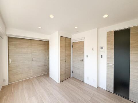 光と風があふれる開放的なリビングダイニングには自然と家族みんなが集まってきます。明るく穏やかな空気のなかで飲んだり、食べたり、笑ったり。