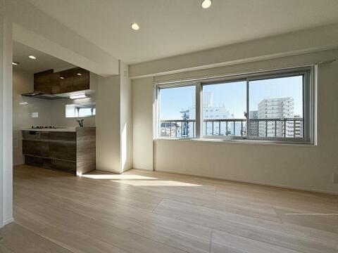 LDKのメインとなる大きな窓。大きめの開口部から暖かい日差しが長い時間射し込みます。天気の良い日は是非窓を開けて風通しの良さもご体感下さい。明るいLDKがご家族団欒の時を包みます。