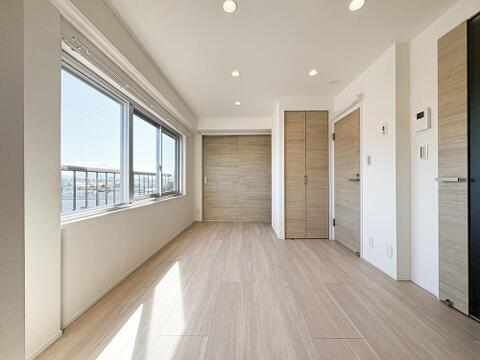 光が降りそそぐ開放的なリビング。大きな窓からは、太陽の光はもちろん、爽やかな風が吹き抜けます。自然の恵みが、快適で心地の良い空間を演出してくれます。