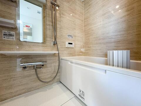 静かに満たされる湯のぬくもり。そのあたたかさは、身体の芯までじんわりと染みわたり、張りつめていた心までも、やさしくほどいてゆきます。