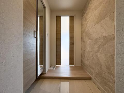 スッキリとしたシンプルな玄関スペース。