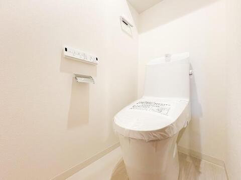 清潔感のあるトイレは、シンプルでモダンなデザインが魅力です。広めのスペースでゆったりと使えるため、毎日の生活がより快適に。綺麗だからこその心地よさを感じられる空間です。