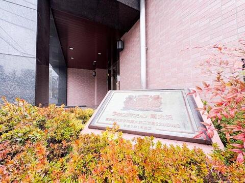 外観はシンプルながらも洗練されたデザインで、周囲の街並みにも調和しています。品のある佇まいが、暮らしに安心感と誇りをもたらしてくれます。