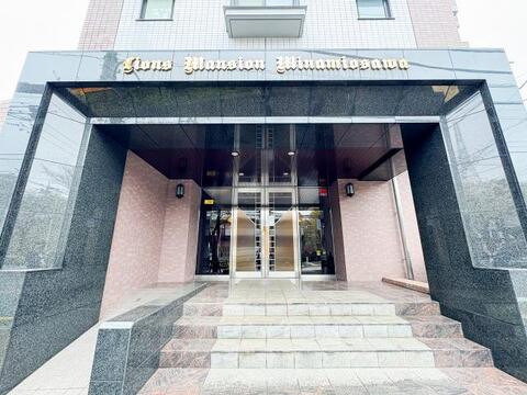 存在感のある外観が特徴のマンション。落ち着いたデザインとしっかりとした構造が安心感をもたらし、住まいとしての信頼性が感じられる美しい造りです。