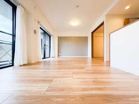 広々としたリビングは、家族全員がのびのびとくつろげる憩いの場所です。明るい光が差し込み、温かみのある空間が、毎日の生活をより豊かで楽しいものにしてくれます。家族みんなで集まるのが楽しみです。