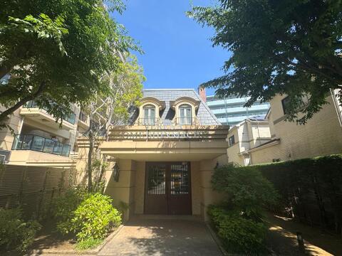 重厚感のあるエントランスはオートロック付きで、防犯面にも配慮された安心の造りです。植栽に囲まれた落ち着いたアプローチが住まいへの期待感を高め、来客時にも印象の良い共用空間となっています。