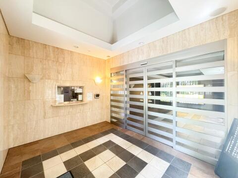 オートロック付きのエントランスで防犯面にも配慮されており、不審者の侵入を防ぎ安心してお住まいいただけます。管理体制も整っており、共用部は清掃が行き届いた清潔感のある空間が保たれています。