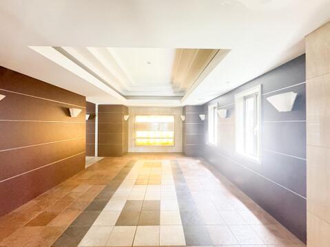 ゆとりある共用ホールは落ち着いた色調で統一され、住まう方を迎える上質な空間が広がります。来客対応にも適した広さが確保されており、日常の動線にもゆとりを感じられる設計となっています。