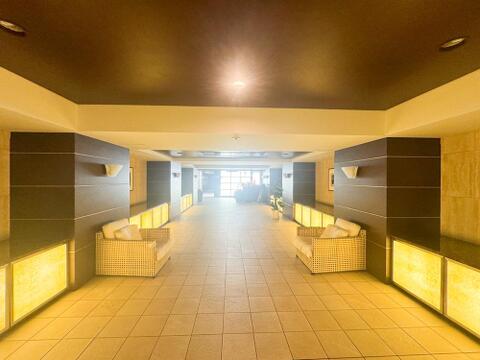 ホテルライクな共用ラウンジは間接照明が優しく空間を演出し、落ち着いた雰囲気の中でゆったりと過ごせます。来客対応や待ち合わせにも便利で、日常に上質なひとときをもたらしてくれます。