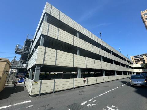 自走式駐車場を完備しており、車の出し入れがしやすく日々の移動もスムーズに行えます。屋根付き区画もあり雨天時の乗り降りにも配慮された設計で、ファミリーにも安心の環境が整っています。