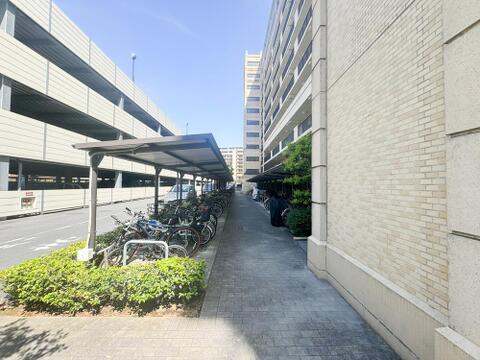 屋根付きの駐輪場が整備されており、大切な自転車を雨や日差しから守れます。通路もゆとりがあり出し入れしやすく、日常の通勤通学や買い物にも便利にご利用いただけます。