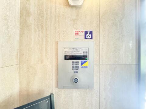 オートロックと防犯カメラを備えた安心のセキュリティ体制が整っています。来訪者の確認ができるため不審者の侵入を防ぎやすく、日々の暮らしをしっかりと守ってくれます。