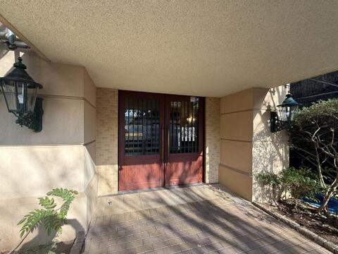 重厚感のあるエントランスは落ち着いた雰囲気があり、住まう方や来訪者を丁寧に迎え入れてくれます。植栽も整えられており、日々の出入りの中で心地よい住環境を感じられる空間です。