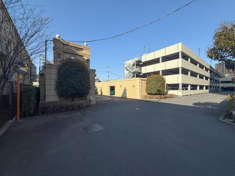 敷地内はゆとりある設計で車の出入りがしやすく、安全性にも配慮された動線が確保されています。来客用の停車スペースとしても活用しやすく、日常の使い勝手の良さが魅力です。