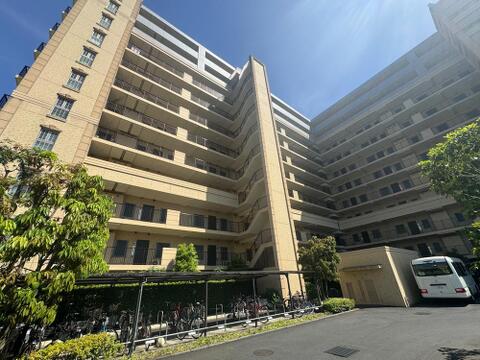 敷地内には駐輪場がしっかり確保されており、日常の自転車利用にも便利な環境です。建物配置にゆとりがあり開放感のある共用空間が広がり、日当たりや通風にも配慮された住みやすい住環境となっています。