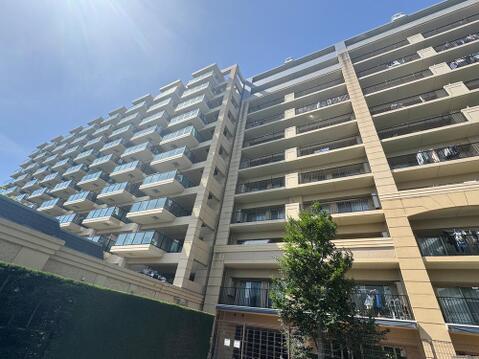 バルコニーが整然と配置された設計で、各住戸の独立性と採光がしっかり確保されています。建物全体に統一感があり、管理の行き届いた共用部とともに、長く安心してお住まいいただけるマンションです。