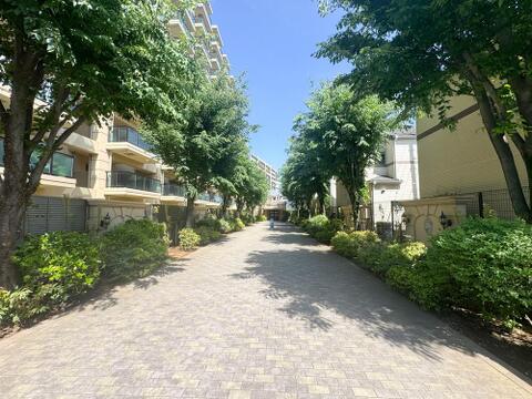 敷地内にはゆとりあるアプローチが設けられ、緑豊かな植栽が並ぶ落ち着いた住環境が広がります。車や歩行者の動線も分かれており、安全面にも配慮された安心して暮らせるマンションです。