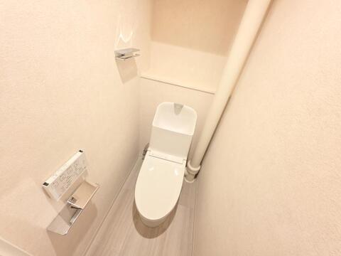 トイレは新規交換されており、清潔感のある空間に仕上がっています。温水洗浄便座付きで日々の使い勝手にも配慮され、快適にご利用いただける設備です