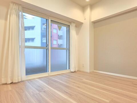 大きな窓から採光が確保され、明るく開放感のある居室です。落ち着いた内装で家具の配置もしやすく、居心地の良いプライベート空間としてお使いいただけます