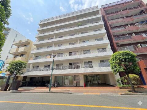 白を基調とした外観のマンションで、商店街に面した立地のため日常の買物や外食に便利な住環境が整っており、三鷹駅徒歩9分の利便性も魅力です