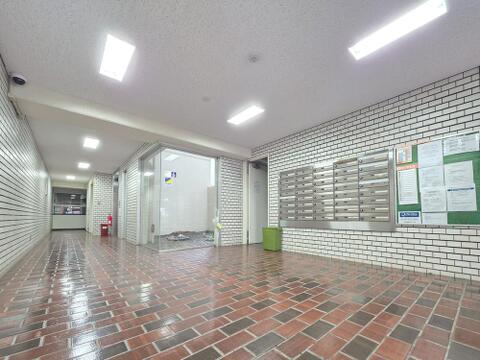 メールボックスが整然と配置された共用スペースは、日常の使い勝手にも配慮された設計です。管理の行き届いた印象を受ける清潔感ある空間で、安心してお住まいいただけます