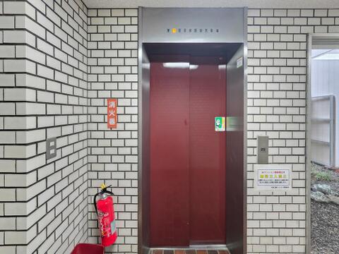 共用部にはエレベーターを完備しており、重い荷物がある日や雨天時の移動もスムーズです。日常の上下階の移動負担を軽減し、快適な生活をサポートしてくれます