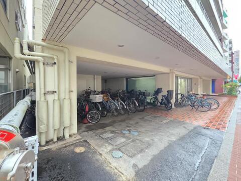 敷地内には駐輪スペースが確保されており、日常の移動手段として自転車を活用される方にも便利な環境です。屋根付き部分もあり、雨の日でも安心してご利用いただけます