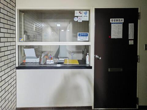 管理事務所が設置されており、日々の管理体制も整ったマンションです。何かあった際にも相談しやすく、安心して暮らせる住環境が整っています