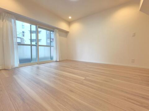 バルコニーに面した開口部から自然光が差し込む配置となっており、室内は明るさを確保しやすい空間です。家具の配置もしやすく、使い勝手の良い広さが確保されています