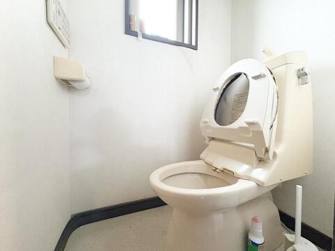 白色に統一されたトイレは清潔感に満ち溢れております。