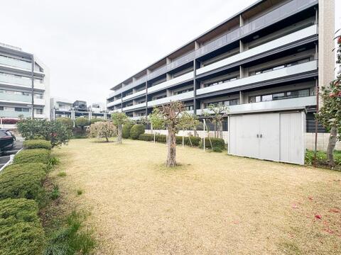 お子様の遊び場などでお使いいただける敷地内の公園スペースです。マンション敷地内にございますので、防犯等の面で安心ですね。