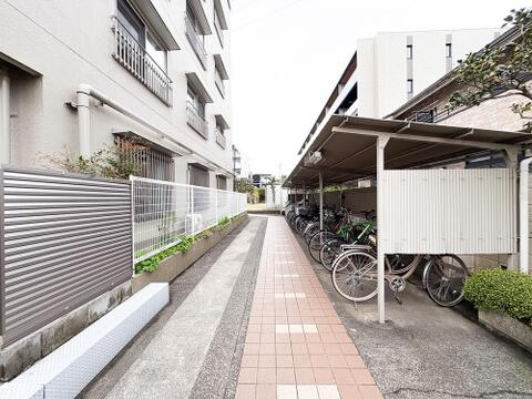 駐輪場兼通路のお写真。