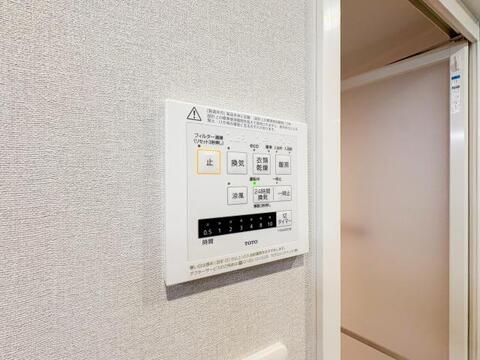 浴室乾燥機が備わり、天気を気にせず洗濯物を干せる便利な住まい。雨の日や花粉の多い季節も室内干しができるため、外出の多い方や小さなお子様がいるご家庭にもおすすめです。浴室のカビ対策にも役立ちます。