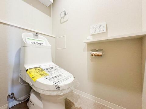 清潔感のあるトイレは、シンプルでモダンなデザインが魅力です。広めのスペースでゆったりと使えるため、毎日の生活がより快適に。綺麗だからこその心地よさを感じられる空間です。