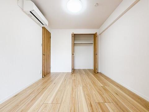 リビングに隣接した居室は、家族のくつろぎやゲストのおもてなしスペースとしても活用できる便利な空間。引き戸を開ければリビングと一体化し、閉めればプライベートな空間として使える柔軟性が魅力です。