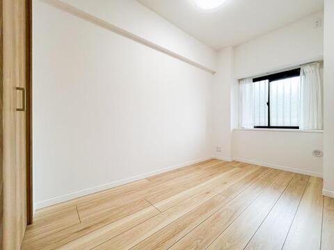 広々とした居室は、たっぷりと日差しが差し込み、ゆったりとしたくつろぎのひとときを楽しめる空間です。清潔感と快適さが保たれており、穏やかで心地よい毎日を支えてくれます。