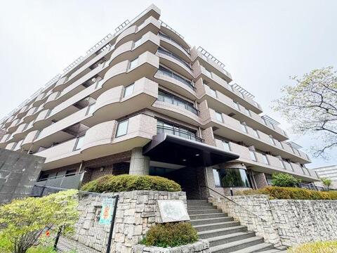 スタイリッシュで洗練された外観が、毎日帰宅するのを楽しみにさせてくれます。上質なデザインが目を引き、住む人にも訪れる人にも好印象を与える美しい佇まいが魅力です。