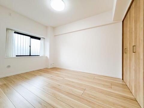 窓から差し込む柔らかな光が心地よい居室は、広さがあり、のびのびとした気分で過ごせます。趣味やリラックスの時間を楽しめる多用途な空間で、心安らぐ毎日が広がります。