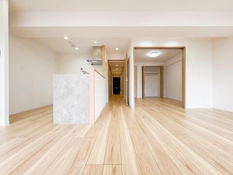 リビングに広がる開放的な空間は、家族が自然と集まり笑顔が絶えない場所。大きな窓から差し込む光が明るさと心地よさをもたらし、毎日の暮らしにゆとりと穏やかさを与えてくれる、家族の憩いの場所です。