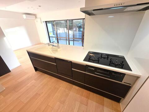 リノベーションにより生まれ変わったキッチン。最新の設備と使いやすい動線設計で毎日の調理が快適に進みます。清潔感ある空間で料理がより一層楽しくなります。