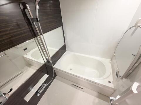 リノベーションにより新しくなったバスルームは、清潔感ある空間で毎日の入浴がより快適です。機能的な設備が整い、快適なバスタイムをいつでもお楽しみいただけます。