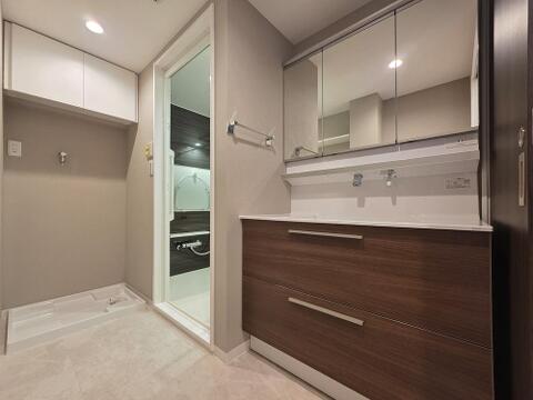 リノベーションにより新しくなった洗面化粧台。清潔感と機能性が大きく向上し、毎朝の支度を快適にサポートします。充実した収納スペースも大きな魅力のひとつです。